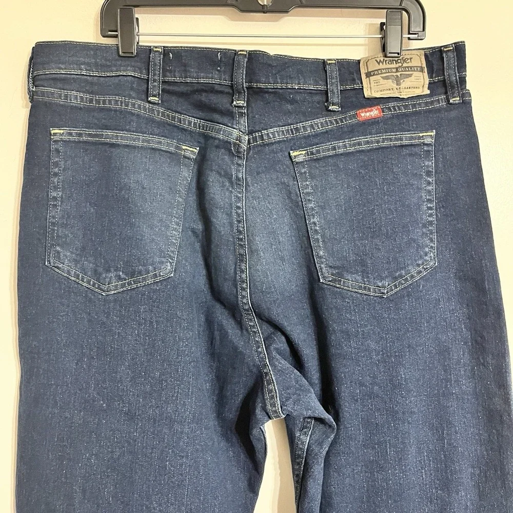 Wrangler Men's Relaxed Fit Dark Wash Jeans Size 36x34 Western‎ Outdoors